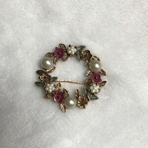 Beautiful Vintage Gold Colored Brooch